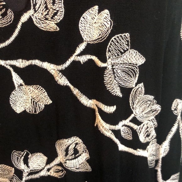 Sleeveless Embroidered Dress - Picture 3 of 7